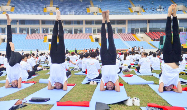 Dàn hoa hậu, á hậu đồng diễn yoga, xếp hình lá cờ Tổ quốc lập kỷ lục