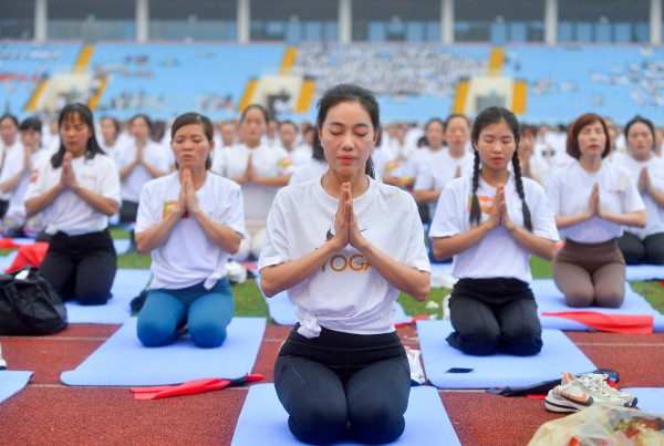 Dàn hoa hậu, á hậu đồng diễn yoga, xếp hình lá cờ Tổ quốc lập kỷ lục