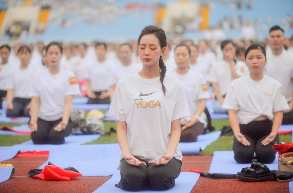 Dàn hoa hậu, á hậu đồng diễn yoga, xếp hình lá cờ Tổ quốc lập kỷ lục