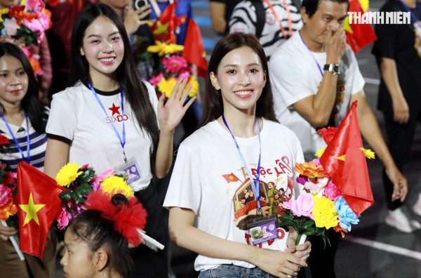 Dàn hoa hậu rạng ngời tham gia hợp luyện diễu binh, diễu hành Dàn hoa hậu rạng ngời tham gia hợp luyện diễu binh, diễu hành