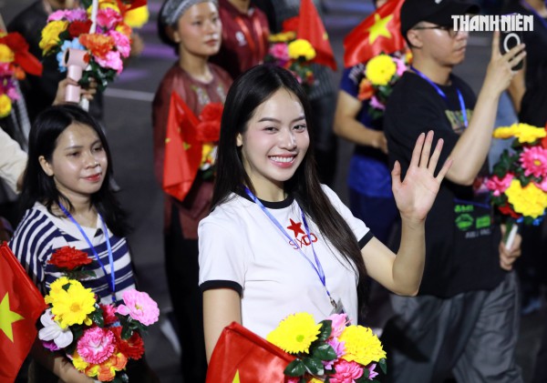 Dàn hoa hậu rạng ngời tham gia hợp luyện diễu binh, diễu hành Dàn hoa hậu rạng ngời tham gia hợp luyện diễu binh, diễu hành