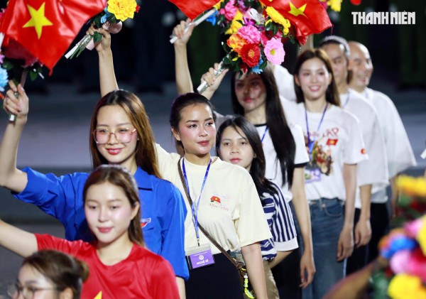 Dàn hoa hậu rạng ngời tham gia hợp luyện diễu binh, diễu hành Dàn hoa hậu rạng ngời tham gia hợp luyện diễu binh, diễu hành
