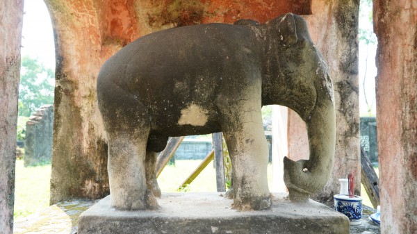 Di tích điện Voi Ré, nơi thờ voi chiến triều Nguyễn, đang xuống cấp