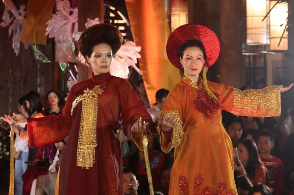 Diễn áo dài trong không gian phố cổ Hà Nội Diễn áo dài trong không gian phố cổ Hà Nội
