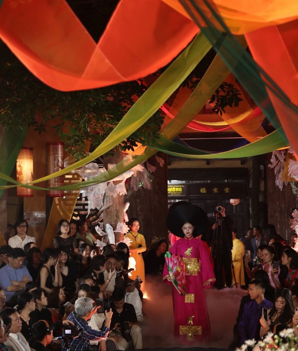 Diễn áo dài trong không gian phố cổ Hà Nội Diễn áo dài trong không gian phố cổ Hà Nội