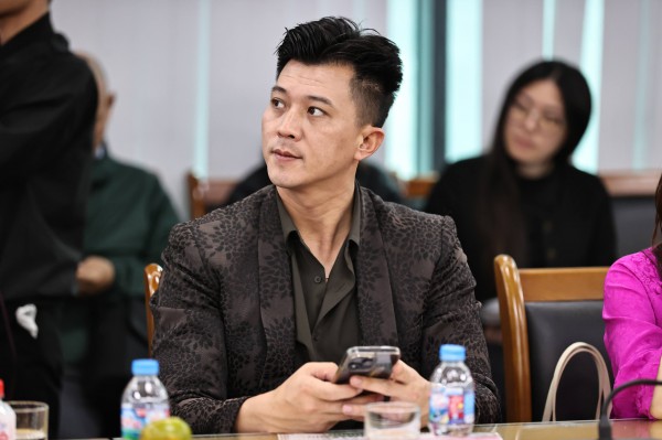 Diễn viên Chí Trung ngồi 'ghế nóng' cuộc thi viết