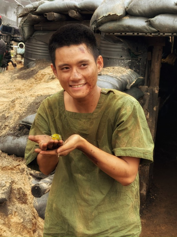 Diễn viên Đình Khang 'Mưa đỏ' cầu cứu vì cha mẹ mắc kẹt trong vùng lũ