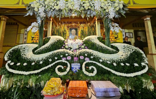 Dòng người tiễn biệt ni trưởng Thích Đàm Chính tại chùa Tiêu Sơn