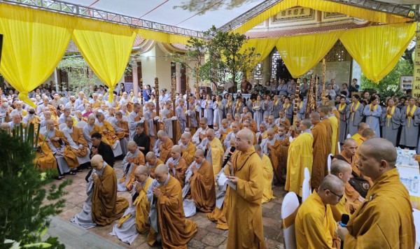 Dòng người tiễn biệt ni trưởng Thích Đàm Chính tại chùa Tiêu Sơn