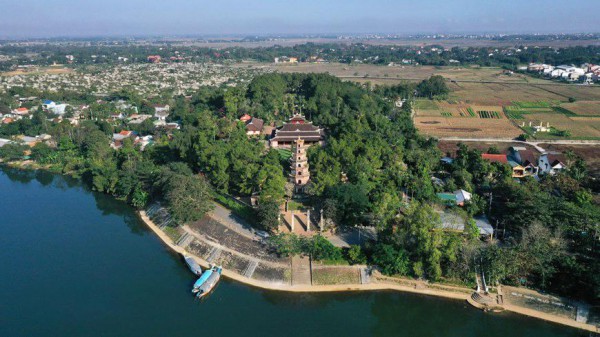 Du sơn ngoạn thủy: 'Cảnh thêm Hương Thủy, Ngự Bình điểm tô'