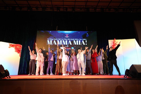 Dựng 'Mamma Mia!', người trẻ xây cộng đồng nhạc kịch
