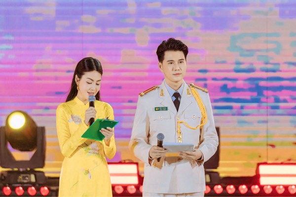 Gặp gỡ Vũ Mạnh Cường, MC loạt chương trình kỷ niệm 50 năm đất nước thống nhất Gặp gỡ Vũ Mạnh Cường, MC loạt chương trình kỷ niệm 50 năm đất nước thống nhất