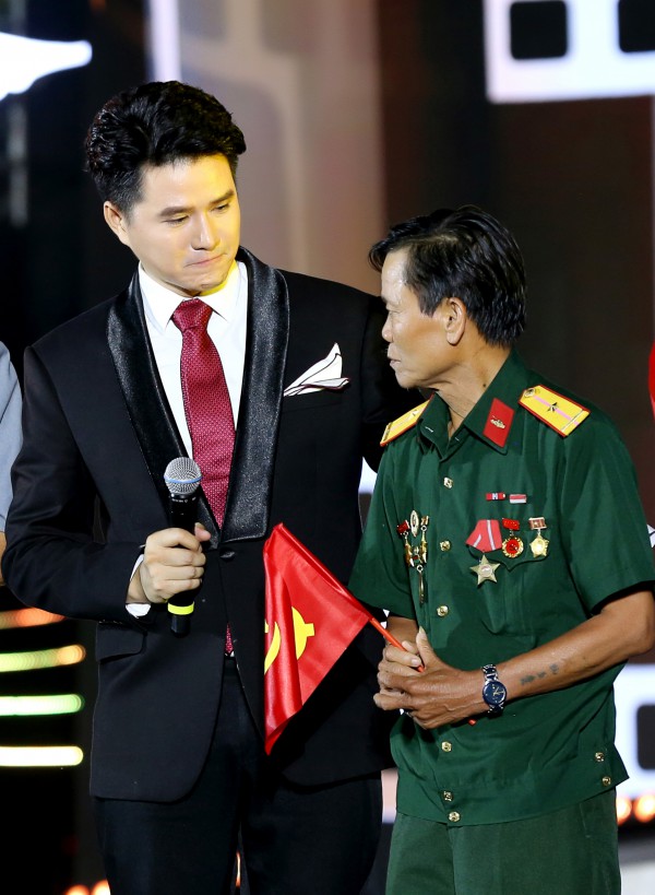 Gặp gỡ Vũ Mạnh Cường, MC loạt chương trình kỷ niệm 50 năm đất nước thống nhất Gặp gỡ Vũ Mạnh Cường, MC loạt chương trình kỷ niệm 50 năm đất nước thống nhất