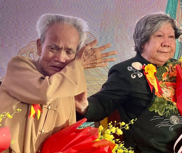 Giáo sư sử học Lê Văn Lan bật khóc trong lễ hội 'Bách thiện hiếu vi tiên'