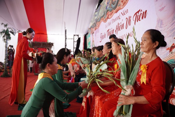 Giáo sư sử học Lê Văn Lan bật khóc trong lễ hội 'Bách thiện hiếu vi tiên'