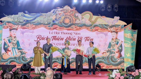 Giáo sư sử học Lê Văn Lan bật khóc trong lễ hội 'Bách thiện hiếu vi tiên'