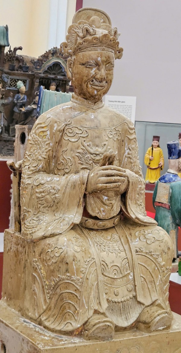 Gốm Sài Gòn xưa kể chuyện: Khám phá bộ tượng thờ 3 quyền năng thiên, địa, thủy Gốm Sài Gòn xưa kể chuyện: Khám phá bộ tượng thờ 3 quyền năng thiên, địa, thủy