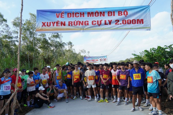 Hàng ngàn du khách đổ về U Minh trải nghiệm xuyên rừng tràm