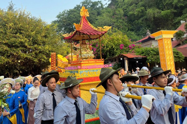 Hàng ngàn người thành kính dự lễ vía Quán Thế Âm