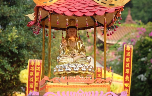 Hàng ngàn người thành kính dự lễ vía Quán Thế Âm