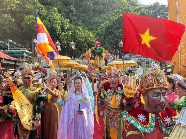 Hàng ngàn người thành kính dự lễ vía Quán Thế Âm