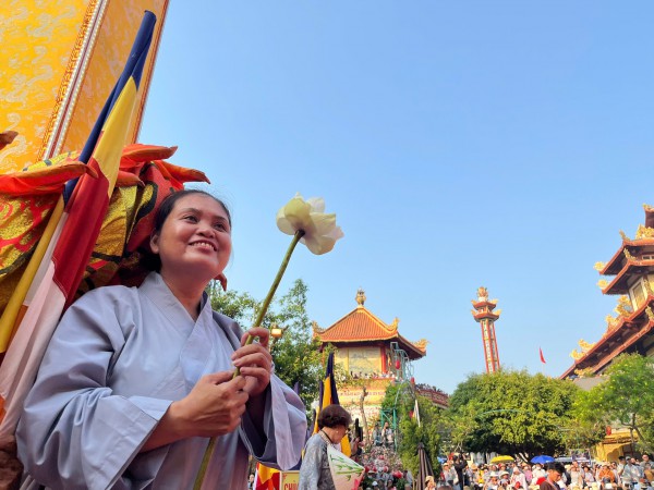 Hàng ngàn người thành kính dự lễ vía Quán Thế Âm