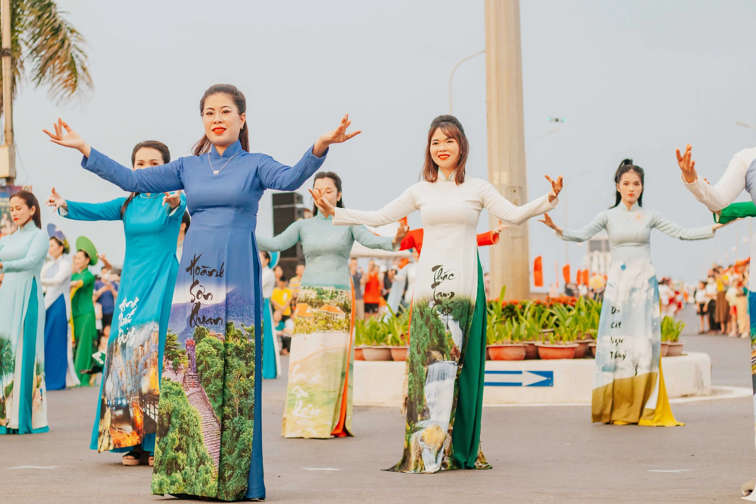 Hàng trăm nghệ sĩ 'cháy hết mình' với Lễ hội đường phố Đồng Hới