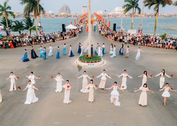 Hàng trăm nghệ sĩ 'cháy hết mình' với Lễ hội đường phố Đồng Hới