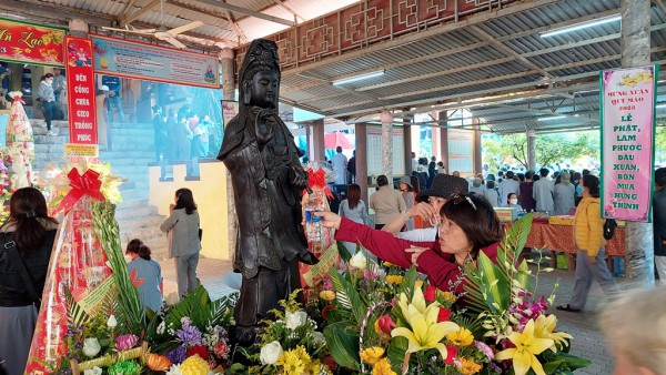 Hàng vạn người dân, du khách chiêm bái Lễ hội Quán Thế Âm