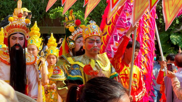 Hàng vạn người dân, du khách chiêm bái Lễ hội Quán Thế Âm