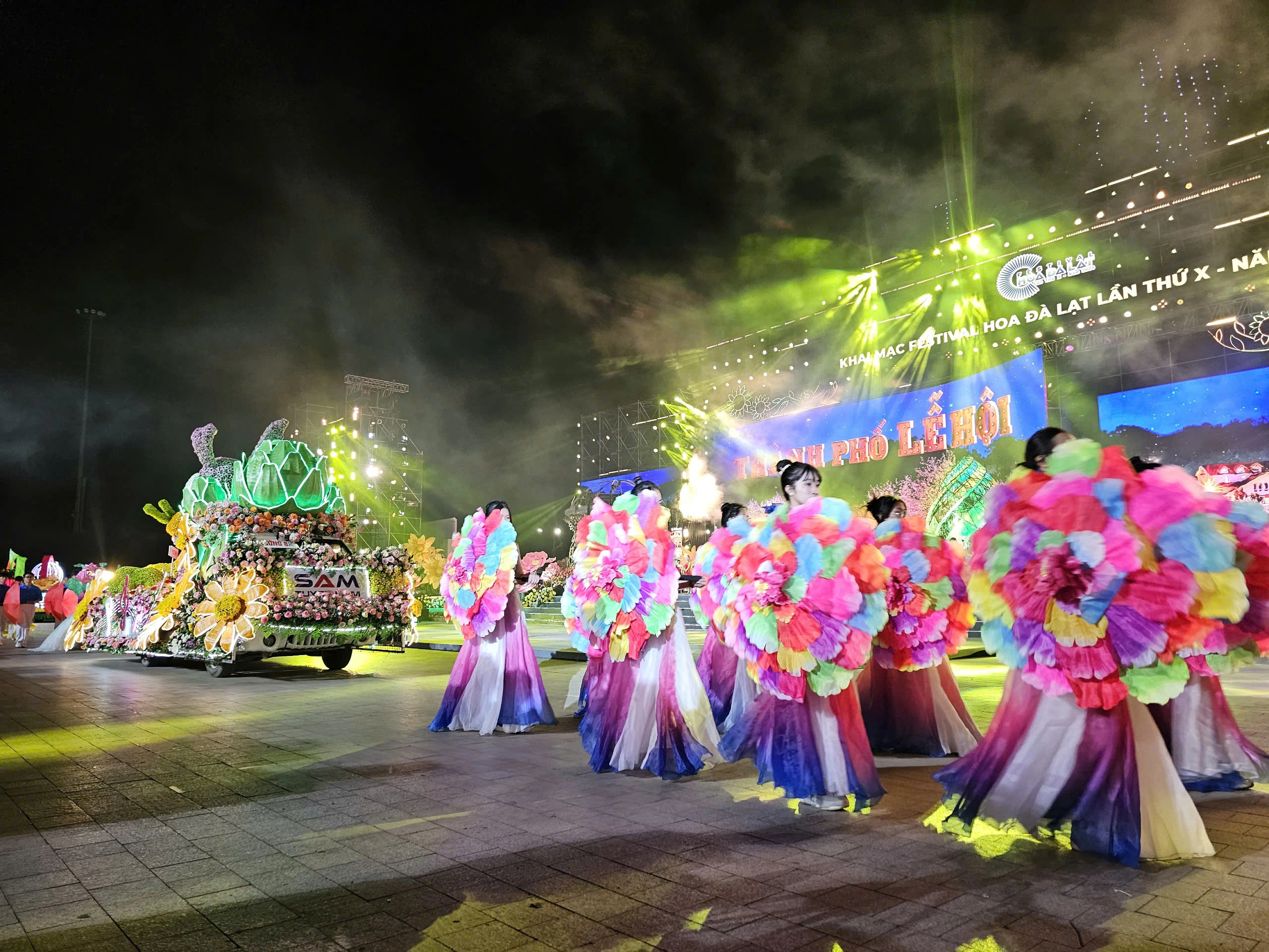 Hàng vạn người dự khai mạc Festival Hoa Đà Lạt 2024