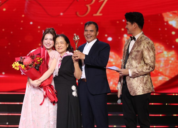 Hòa Minzy 'càn quét' giải thưởng, Lâm Vỹ Dạ là diễn viên sân khấu được yêu thích