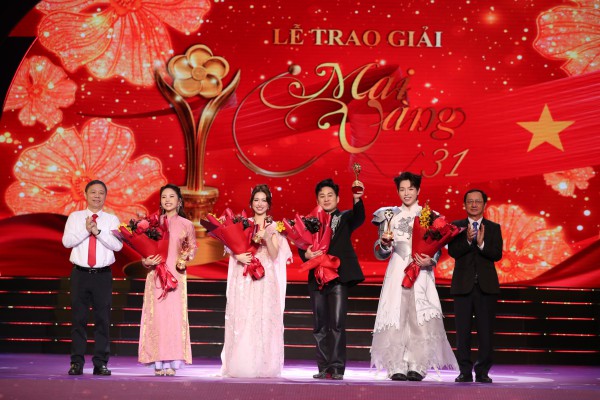 Hòa Minzy 'càn quét' giải thưởng, Lâm Vỹ Dạ là diễn viên sân khấu được yêu thích