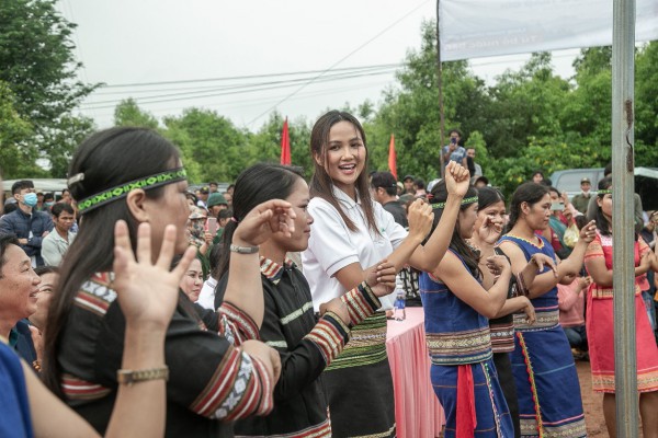 Hoa hậu H’Hen Niê tặng giếng nước cho người J’Rai