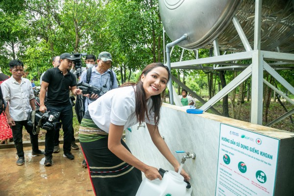 Hoa hậu H’Hen Niê tặng giếng nước cho người J’Rai