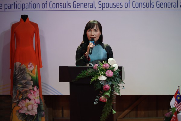 Hoa hậu người Mỹ Yolina Lindquist: Tôi phải lòng Việt Nam chính vì tà áo dài