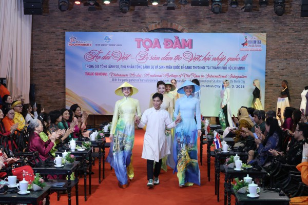 Hoa hậu người Mỹ Yolina Lindquist: Tôi phải lòng Việt Nam chính vì tà áo dài