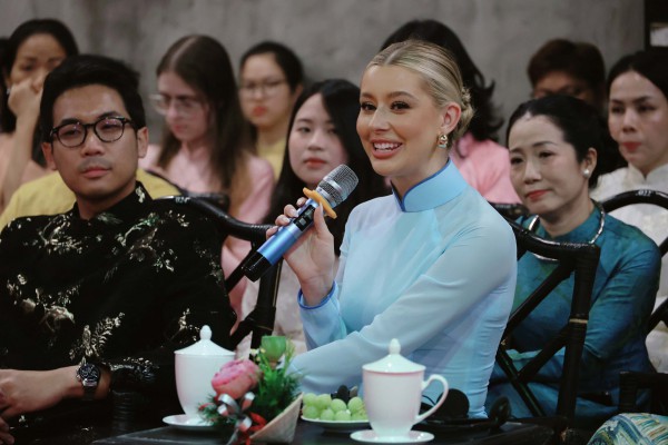 Hoa hậu người Mỹ Yolina Lindquist: Tôi phải lòng Việt Nam chính vì tà áo dài