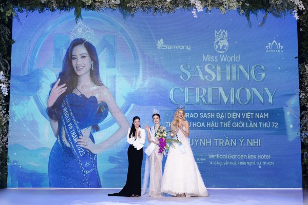Hoa hậu Ý Nhi nhận sash từ Hoa hậu Thế giới để dự thi Miss World 2024