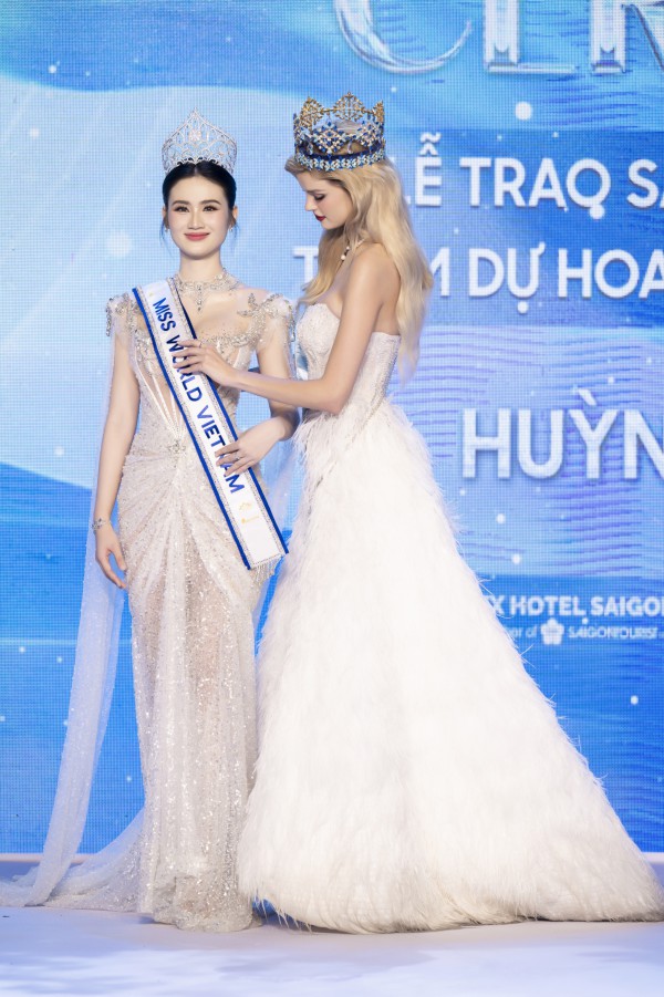 Hoa hậu Ý Nhi nhận sash từ Hoa hậu Thế giới để dự thi Miss World 2024