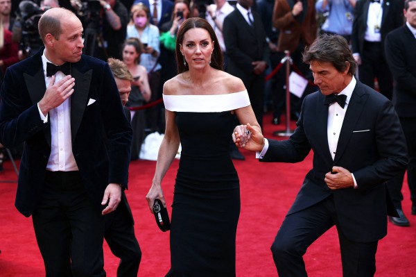 Hoàng tử William và vợ xuất hiện cùng Tom Cruise tại buổi ra mắt ‘Top Gun: Maverick’
