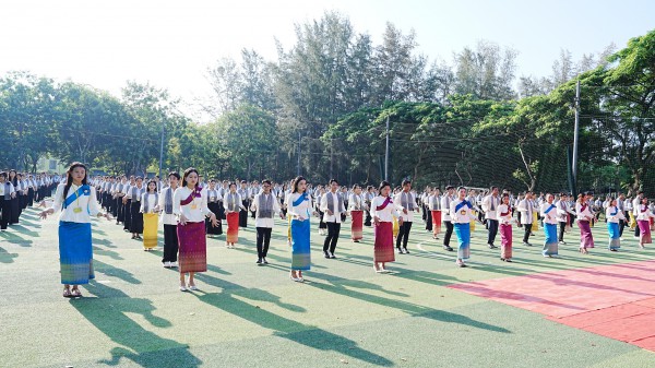 Hơn 1.000 giảng viên, sinh viên cùng múa Saravan xác lập kỷ lục Hơn 1.000 giảng viên, sinh viên cùng múa Saravan xác lập kỷ lục
