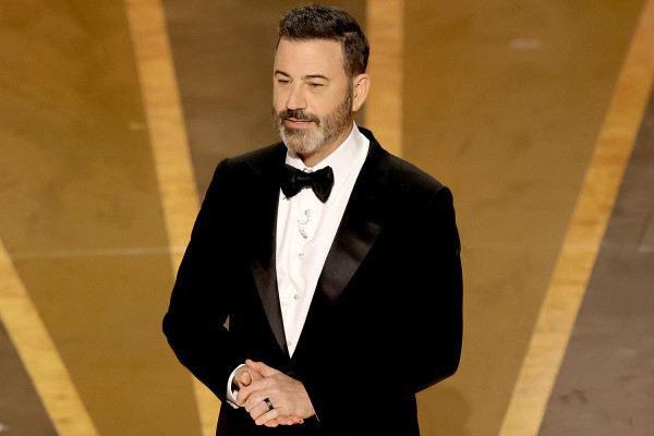 Jimmy Kimmel giễu cú tát của Will Smith, chọc James Cameron trên sân khấu Oscar 2023