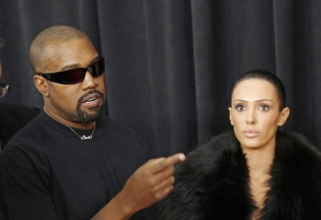 Kanye West viết sách về màn khoe thân của vợ tại Grammy?