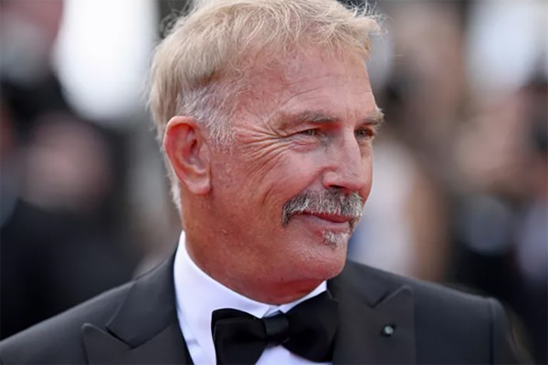 Kevin Costner và Selena Gomez khóc tại LHP Cannes