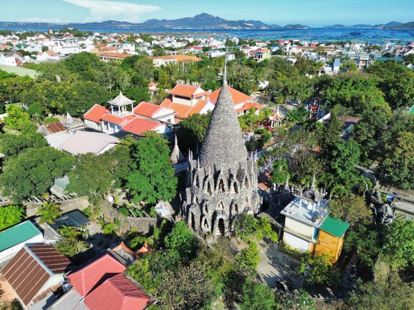 Khám phá chùa Từ Vân, kiệt tác từ san hô và vỏ ốc