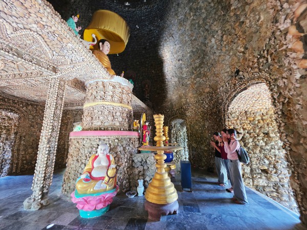 Khám phá chùa Từ Vân, kiệt tác từ san hô và vỏ ốc