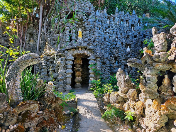 Khám phá chùa Từ Vân, kiệt tác từ san hô và vỏ ốc