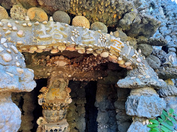 Khám phá chùa Từ Vân, kiệt tác từ san hô và vỏ ốc