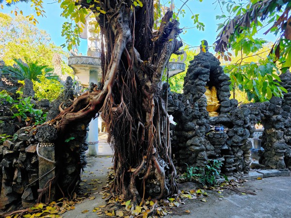 Khám phá chùa Từ Vân, kiệt tác từ san hô và vỏ ốc